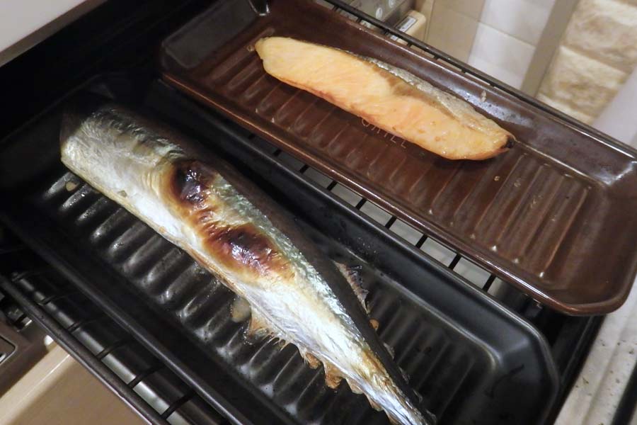 魚焼きグリルの使い方を解説!水の入れ方や焼き時間など基本を紹介! お食事ウェブマガジン「グルメノート」 魚焼きグリルの使い方を解説!水の入れ方や焼き時間など基本を紹介! お食事ウェブマガジン「グルメノート」