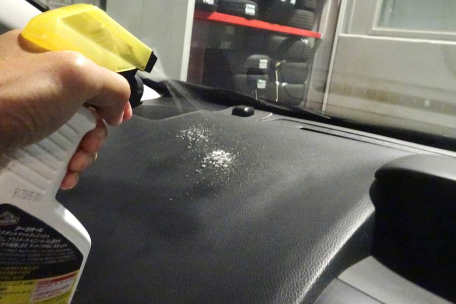 ダッシュボード、ドア、シート。車内の汚れは“内装用スプレー”でお掃除♪