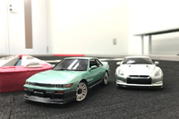 模型女子が、バブル期のデートカーで有名な日産「シルビアS13」を持ってガチンコラジコンレースに挑んだ