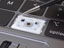 新型「MacBook Pro」のキーボードは防塵仕様で不具合に対処