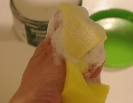 ペースト状の洗剤を水を含んだスポンジに取って泡立てて使う