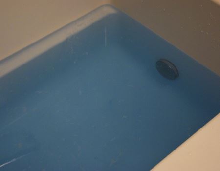 バスソルトを入れて軽くかき混ぜると、湯船が鮮やかなブルーに。浴室いっぱいにハーブの香りが広がります