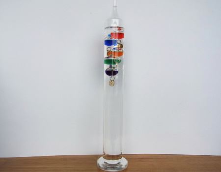 これが「ガリレオ温度計」。ガラス管の中にあるガラス玉が温度によって浮き沈みします