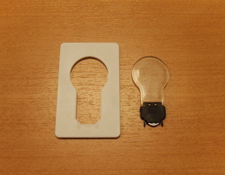 電池を交換するときは、写真のように本体からライト部分を取り外します。簡単に交換できるのがポイントです。(リチウムボタン電池1個使用)