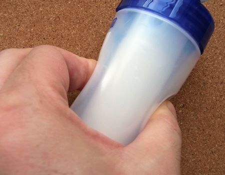 ボトルの中に白い筒が入っており、プッシュするとその筒に当たることで出てくる分量を調整しています