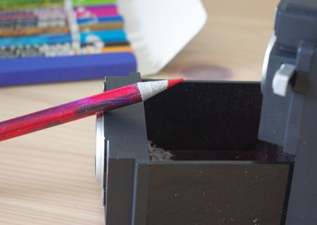 色鉛筆の芯の周りは紙でできていますが、鉛筆削りでふつうに削れます