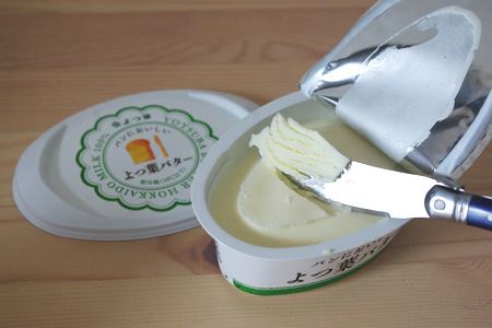 原料は生乳と食塩のみの正真正銘のバター。冷蔵庫から出してすぐでもバターナイフで滑らかに掬い取ることができます