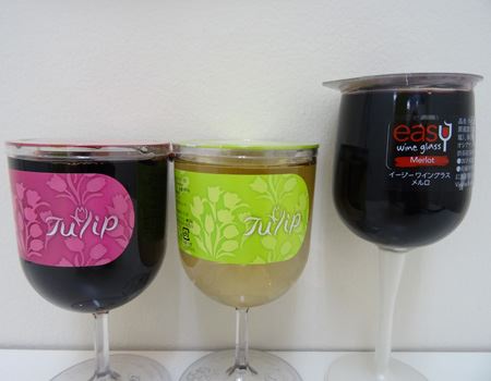 左側がTulipワイン、右端がイージーワイングラス