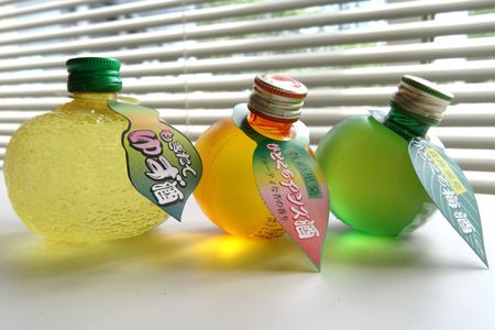 果実の形をした容器に入った、飲みきりサイズのリキュール