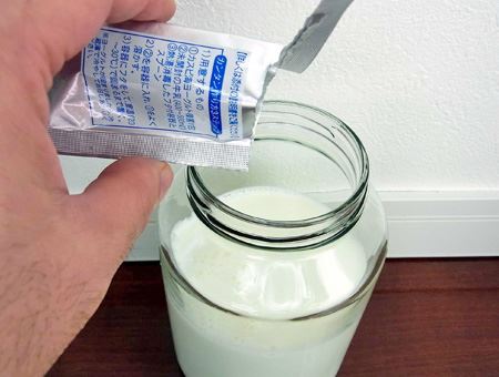 ビンに牛乳を注ぎ、種菌を入れてよくかき混ぜるだけ。なお牛乳は冷蔵庫から取り出して室温に戻しておくこと