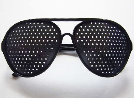 視力回復に効果的 ピンホールメガネ を調査隊員が試した 価格 Comマガジン
