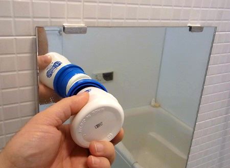 お風呂の鏡に塗るだけ！簡単・便利なリキッドタイプのくもり止め 