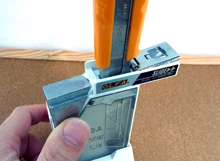 クセになる折りごこち カッターの刃を折る専用器具をチェック 価格 Comマガジン