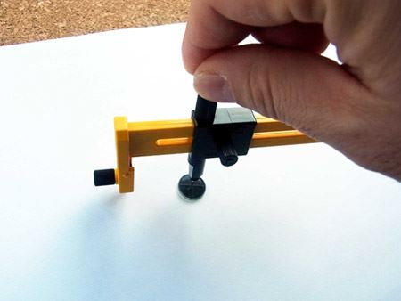 紙に穴があくのを防ぐ、付属の穴あき防止プレートを置いて、その上に針を載せて回転させます