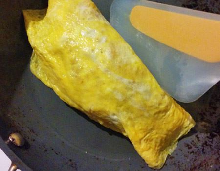 薄焼き卵に沿って適度にしなって、全体をうまくホールドしてくれるので、そのままクルっとスムーズに丸められます