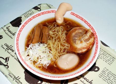 おじさん指入ってる」を再現しちゃった昭和風ラーメン丼 - 価格.com