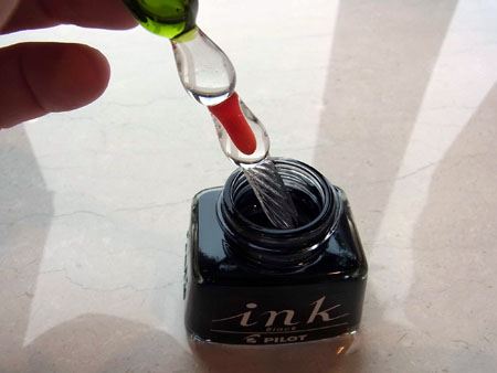 インク瓶に入れる時、ペン先を瓶の底に当てないようにご注意ください