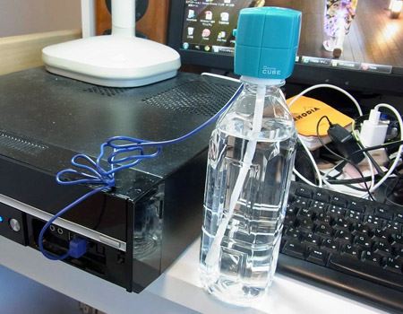 水を入れたペットボトルを本体に取り付け、USBケーブルをつなぎます