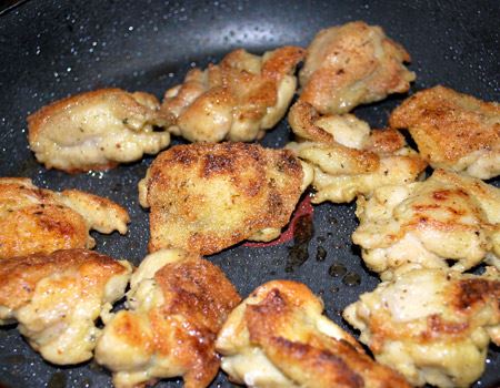 フライパンで焼かれた鶏肉たち。皮のほうから焼いていくと、パリっと仕上がっておいしいです