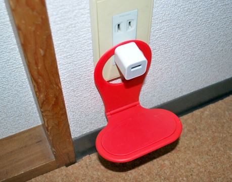 もう床に置かない コンセント直下に収まる充電スタンド 価格 Comマガジン