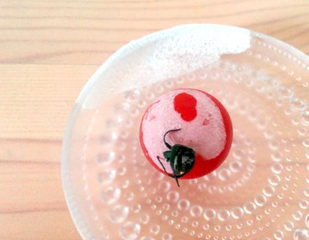 噴射した瞬間に小さな結晶や霜が付き、白くなります。噴霧時にガスの臭いはしますが、噴射された周辺は無臭。時間が経つと蒸発し、薬剤のようにベタつくということもありません