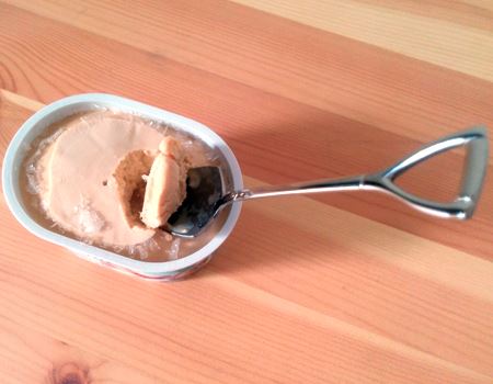 本物のショベルさながらに、アイスクリームを掘り起こし。先が尖っているのでザクっと刺さって、ガテン系にガッツリすくって食べられます