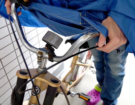 至れり尽くせりな機能で雨を防ぐ自転車用レインポンチョ 価格 Comマガジン