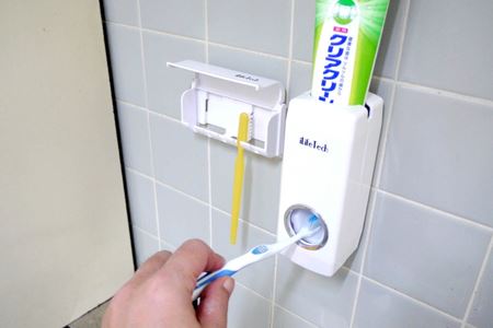 こちらが壁に貼り付けた自動歯磨き粉ディスペンサーと歯ブラシホルダー