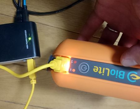 焚き火、料理、充電ができる！ 高機能すぎるキャンプストーブ