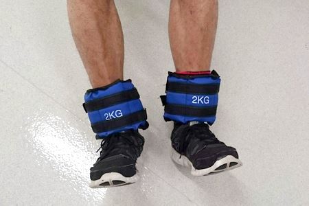 日本語) デキる男は通勤中も鍛えてる！重さ2.4キロの鉄下駄