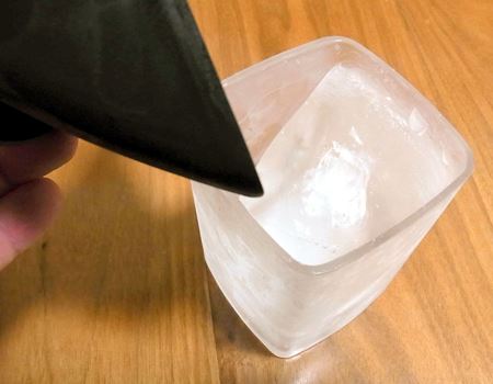 フタを取り外すとこんな感じで、グラスの中に斜めの氷が完成！