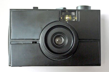 超アナログ。自分で組み立てるプラモデル式カメラを発見！ - 価格.com