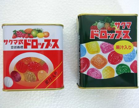 左の赤い缶が「サクマ式ドロップス」、右の緑の缶が「サクマドロップス」です。どちらも店舗でよく見かけますね
