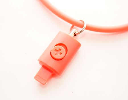  iPhoneڑRlN^[B[LightningRlN^[Ɠ`BRAdɂȂǂ͂܂