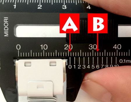 写真で示している「A」は測っている物の厚さの1mm単位、「B」はスライド目盛り側についている0.1mm単位の目盛りを見ます