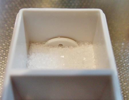 パスタ用に使っていた塩はこんな感じです。結晶が大きく、穴を通過できませんでした