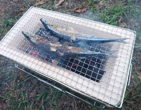 サンマをまるごと焼ける、長方形型の七輪で食欲を満たす