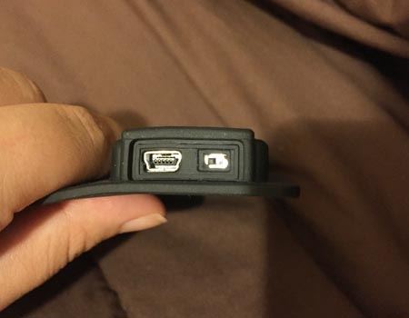 左が充電用USBの差し込み口、右が電源のスイッチです