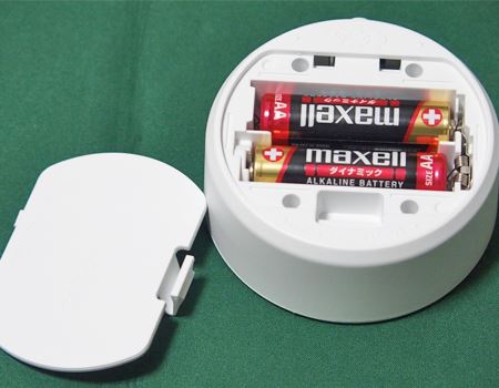電源は単3形乾電池を2本使います。乾電池は2本同梱されています。maxellのダイナミックが入っていました