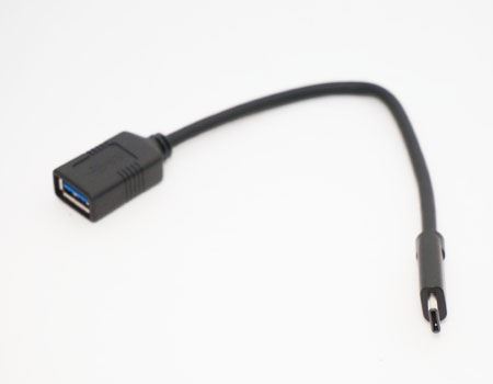 ܂A{f̓1ɁAMacBookɍ̗pĂUSB Type-C̕ϊP[uWŕtĂ邱Ƃ܂