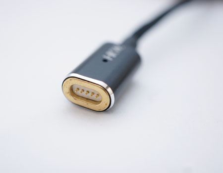 P[u̐ڑłB͂}OlbgɂȂĂ܂B܂Aȉ~`Ȃ̂microUSBP[û悤ɕ\܂