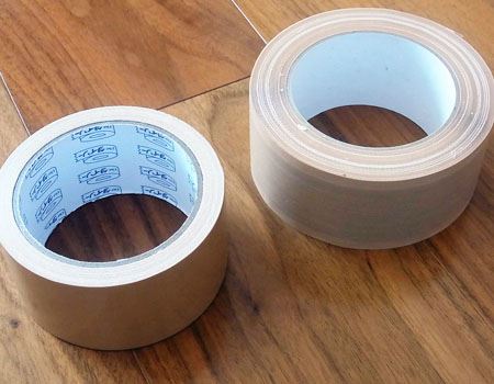 見た目ではいつも使っている布テープ（写真右）との違いはわかりませんが、実はすごい秘密が…