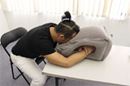 どこでもグッスリ♪ お昼寝専用の“穴開き”まくらが快適!