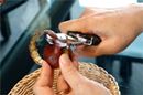 硬〜い栗の皮をサクサクむける! 栗むき専用器が便利すぎる