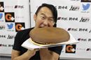 夢みたい♪ 直径30cm、重さ2kgの超巨大どら焼きを食べてみた