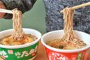 定番カップそば「どん兵衛」と「緑のたぬき」はどう違う? そばの達人が食べ比べ!
