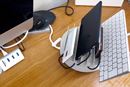 デジタル機器をスッキリ収納! マルチ充電トレイでデスクを片付けよう