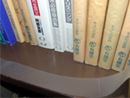 書棚に貼るだけで、本やファイルの落下リスクを低減!