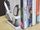 ペンなどの小物も立て掛けられる、機能的で便利なブックエンド