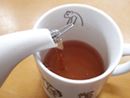 注ぎ口に差し込むだけ。ほうき状の茶こしが茶葉をキャッチ